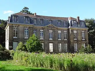 Façade Nord-Est, au rez-de-chaussée de laquelle se fait le tri postal du Muséum.