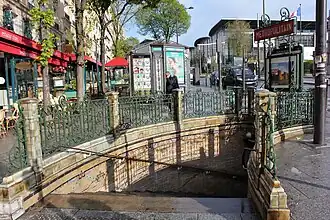 Une des entrées de la station.