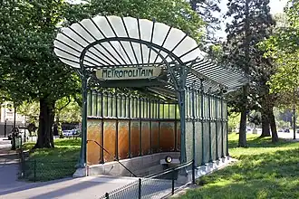 Photographie d'un édicule d'accès à la partie souterraine de la ligne avec toiture et baies vitrées