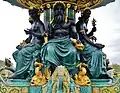 La Fontaine des Mers avec au centre la sculpture d'un homme avec une longue barbe symbolisant l'Océan.