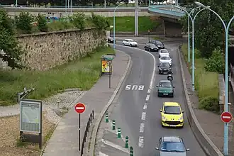 Le début du quai de Bercy, vu depuis le boulevard Pontiakowski. À gauche une partie du bastion no 1.