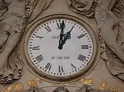Sur le fronton duPalais du Luxembourg.