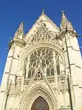Gables ajourés de la Sainte-Chapelle de Vincennes, chargés d'un réseau de polylobes.