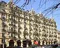 Hôtel Plaza Athénée au no&nbsp;25.