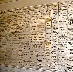 Ex-voto dans la chapelle de la Médaille miraculeuse, rue du Bac, à Paris.