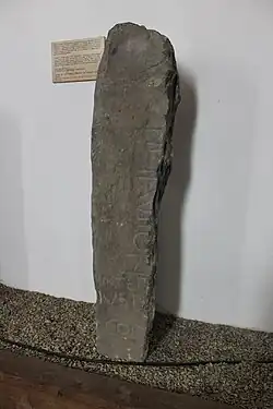 Photographie d'une pierre gravée d'inscriptions latines.