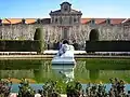 Place d'Armes, avec la sculpture Desconsol, de Josep Llimona et  au fond, le Parlement de Catalogne.