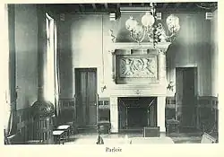 Photographie du parloir du lycée à la fin du XIXe&nbsp;siècle, laissant voir une grande cheminée sculptée.