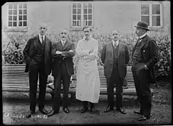 Paul-Félix Armand-Delille en blouse blanche en 1924.