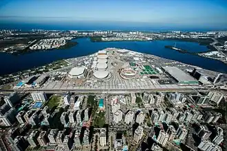 Vue aérienne de la cité olympique, la Future Arena est la structure rectangulaire à bord marron en haut de l'image