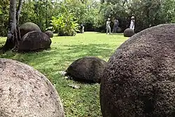 Sphères de pierre en cadre naturel