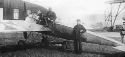 Photo noir et blanc de deux hommes et d'un avion.