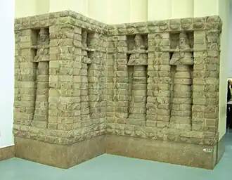 Reliefs en briques cuites moulées du temple de Kara-indash, fin du XVe&nbsp;siècle&nbsp;av. J.-C., Pergamon Museum.
