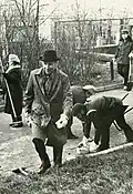 Personnel de l'institut d'histoire du parti lors de travaux d'un soubbotnik communiste, en Estonie dans les années 1970.