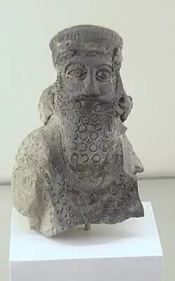 Statue en terre cuite retrouvée à Assur représentant un roi. Période parthe (v. IIe&nbsp;siècle) Pergamon Museum.