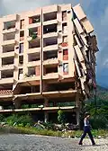 Immeuble en partie effondré dans le quartier de Los Corales à La Guaira.