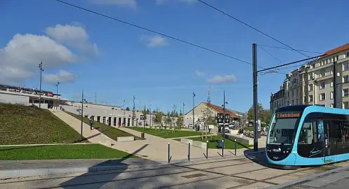 Parvis de la gare.