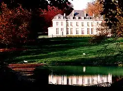 Le château et son reflet dans le plan d'eau en contrebas.