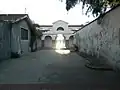 Ruelle depuis la Cathédrale avec au fond le marché du 18 juillet.