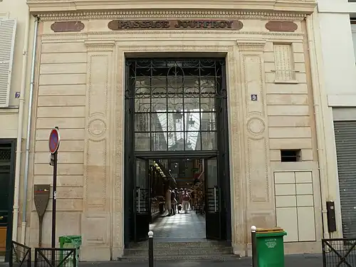 Entrée côté rue de la Grange batelière.