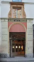 Porte d'entrée côté rue des Petits-Champs.