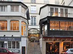 Entrée au 6, rue du Beaujolais.