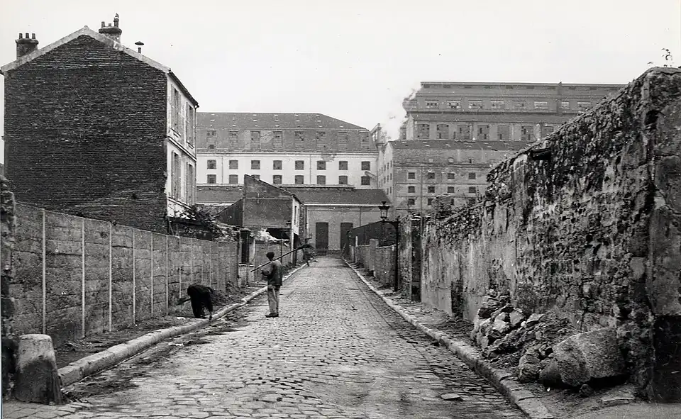 La rue Dunois en 1945 avant la destruction de la raffinerie Say. La tour se situe désormais à cet emplacement