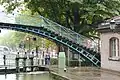 La passerelle Bichat en 2013, dans sa teinte bleue.