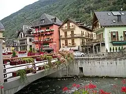Nouvelle passerelle très joliment fleurie à côte du pont de Les.