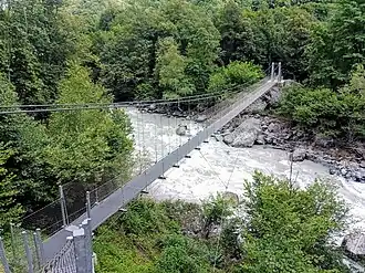 La passerelle depuis la rive droite.
