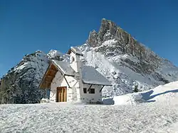 Chapelle commémorative au passo Falzàrego.