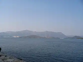 Vue de Tolo Harbour avec la montagne Pat Sin Leng en arrière-plan. Yim Tin Tsai est au centreSur cette vue de Tolo Harbour, on voit aussi l'île de Ma Shi Chau à droite et les immeubles de Beverly Hills&nbsp;à gauche..
