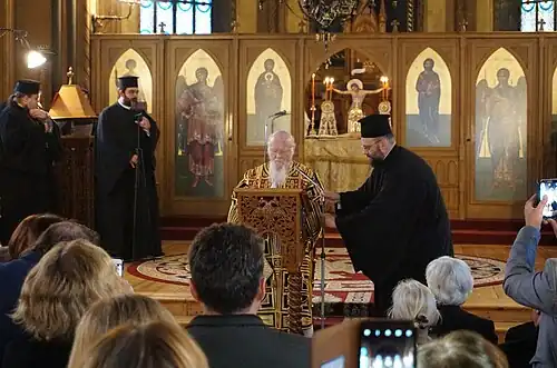 Le patriarche de Constantinople, Bartholomée Ier, visite la cathédrale Saint-Georges.
