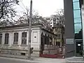 Maison bucarestoise du début du XIXe&nbsp;siècle (monument historique) avenue Șerban Vodă, devant un immeuble du début du XXe&nbsp;siècle, voisine d'un immeuble du XXIe&nbsp;siècle et sur fond d'immeubles des années 1960.