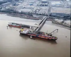 Déchargement d'un navire-citerne (tanker).