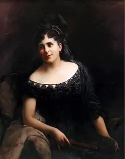 Femme en robe noire