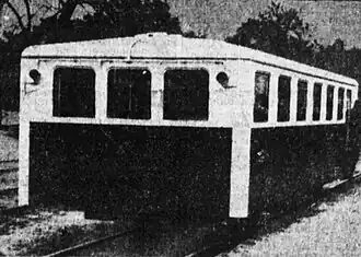 Photographie en noir et blanc montrant une vue arrière de la Pauline type 1 dans une gare.