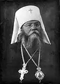 Photographie du métropolite Pavel Galkovski&nbsp;(ru) (1864-1937) fusillé pendant les purges staliniennes. Il porte le klobouk blanc et deux encolpia, dont une panighia et une croix pectorale
