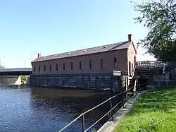 Pawtucket Gatehouse, la première usine à turbines Francis, installée en 1848, par James Bicheno Francis, à Lowell, Massachusetts.