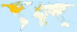 Carte du monde indiquant certains pays en orange.