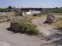 Au premier plan : Peñeta de La Florida, vestige d'un aqueduc médiéval restauré au XVIe&nbsp;siècle. À l'arrière-plan : pont ferroviaire.