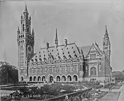 photographie en noir et blanc d'un bâtiment