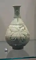 Bouteille en forme de perle. XVe&nbsp;siècle. Grès buncheong, barbotine au pinceau gravée, glaçure. V & A