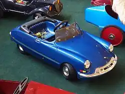 Voiture à pédales.
