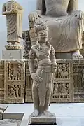 Divinité proche du Buddha du vihara de Đồng Dương. Fin IXe - début Xe&nbsp;siècle. H. 114&nbsp;cm. Musée de Đà Nẵng