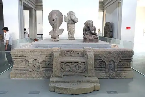 Piédestal du yoni-liṅga, Mỹ Sơn, tour-sanctuaire E1, début VIIIe&nbsp;siècle, Quảng Nam. Réemploi ?