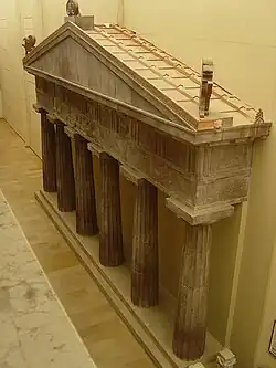 Fronton et fûts d'un temple.