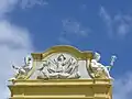 Frontispice au-dessus de l'entrée.