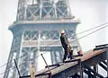 Travail sur corde : peintre sur la Tour Eiffel aujourd’hui (années&nbsp;2000).