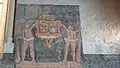Peinture murale d'un blason à l'intérieur.
